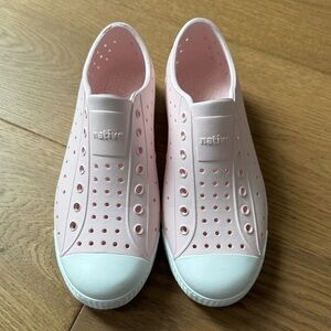 Native Jefferson Lightweight Shoes - Size J3 - Milk Pink & White - Like New
